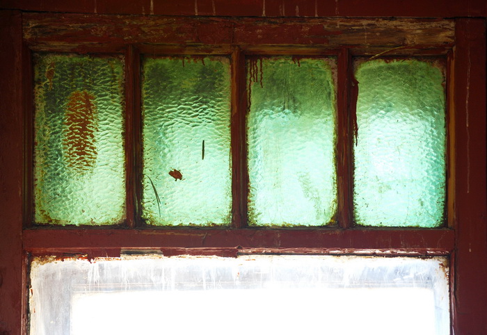 Витражи - декоративное остекление зеленым фактурным стеклом в доходном доме В. С. Шорохова на Большой Монетной, д. 6. Фото 2020